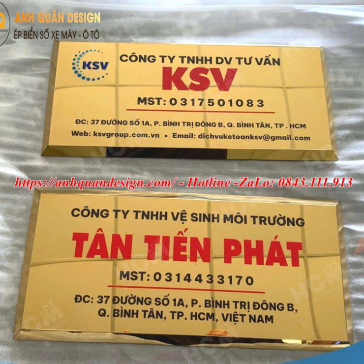 Bảng tên công ty màu vàng