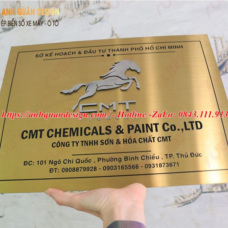 Bảng tên công ty màu vàng