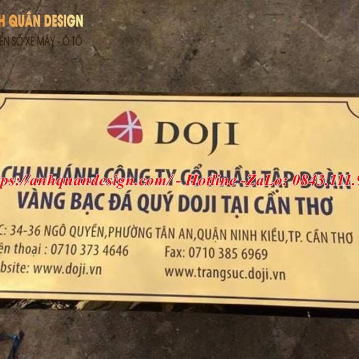 Bảng tên công ty màu vàng