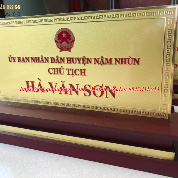 Bảng tên để bàn làm việc