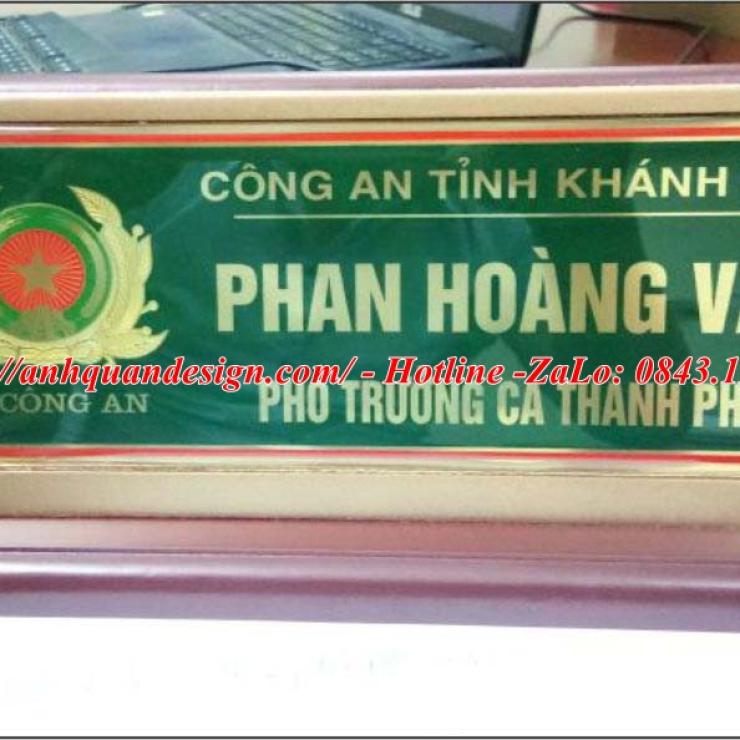 Bảng tên để bàn làm việc