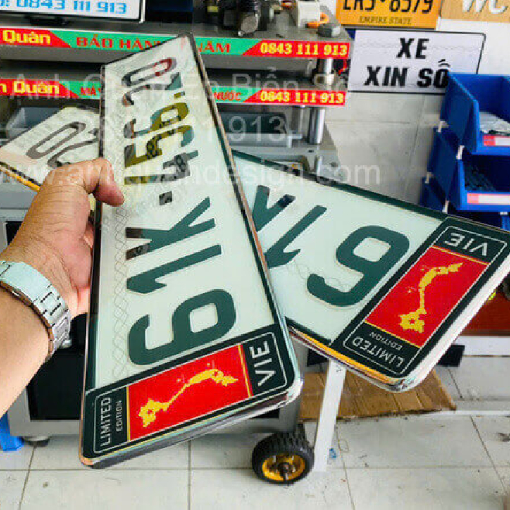 Ép Biển Số Dài Ô Tô Có Cờ Bên Hông