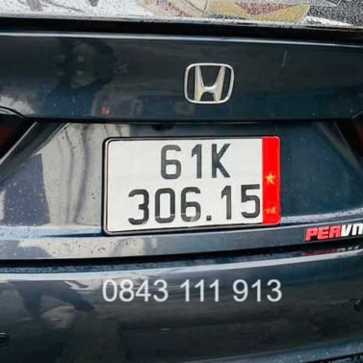 Ép Khung Biển Vuông Ô Tô Có Cờ