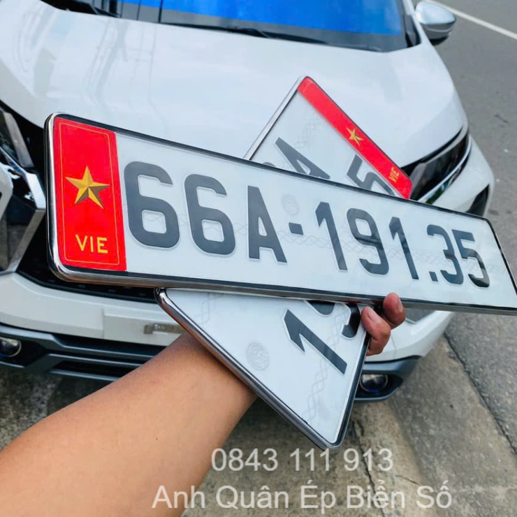 Ép Khung Biển Vuông Ô Tô Có Cờ