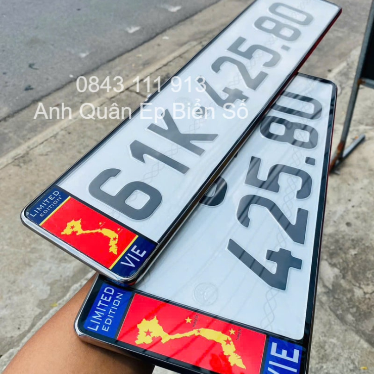 Ép Khung Biển Vuông Ô Tô Có Cờ