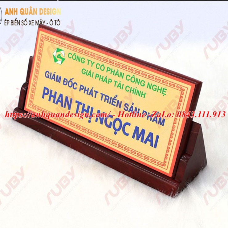 Làm bảng tên giám đốc để bàn