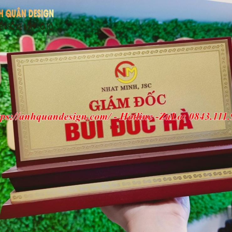 Làm bảng tên giám đốc để bàn