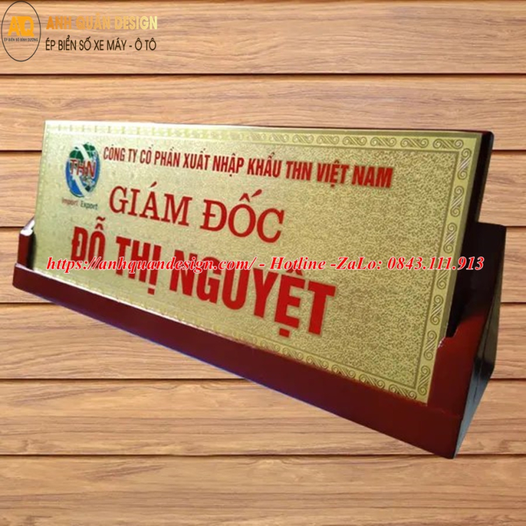 Làm bảng tên giám đốc để bàn