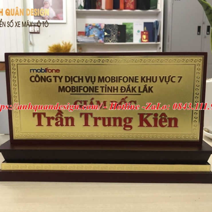 Làm bảng tên giám đốc để bàn