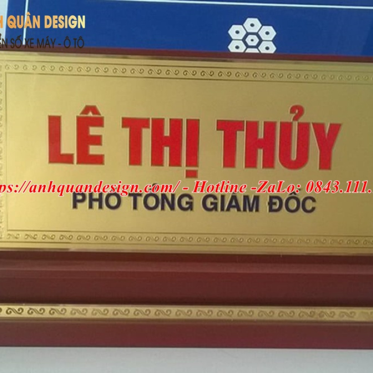 Làm bảng tên giám đốc để bàn