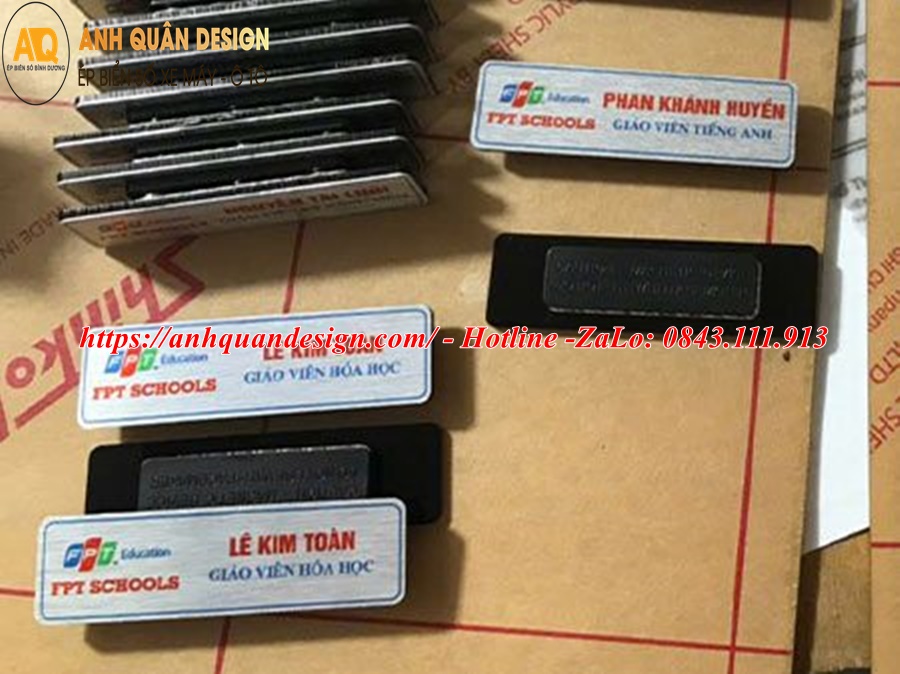 bảng tên nhân viên công ty