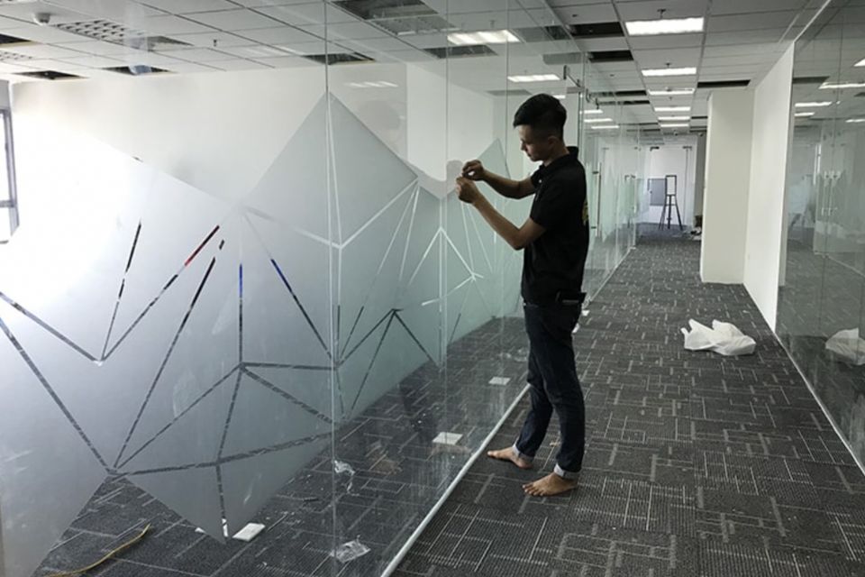 Quy trình thi công dán kiếng chuyên nghiệp tại Anh Quân Design