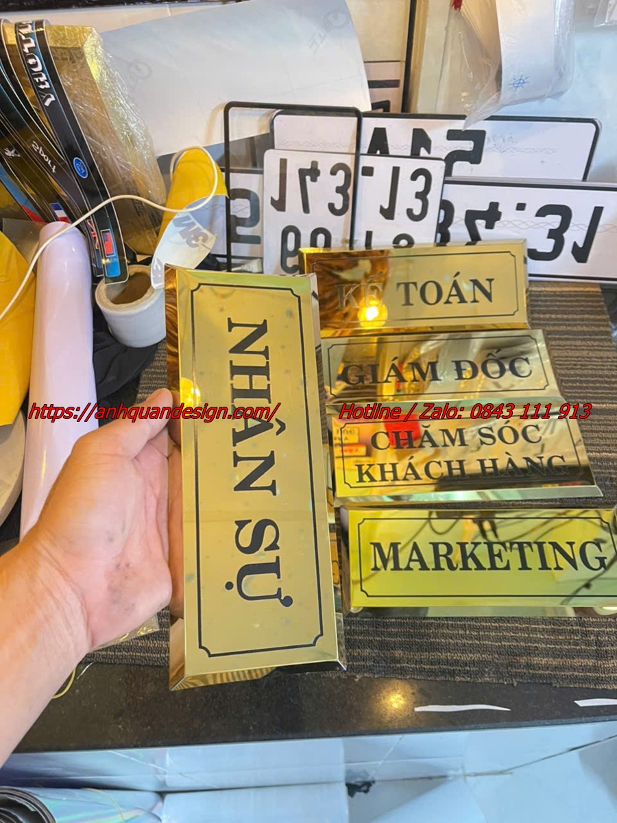 Mẫu biển tên phòng làm việc đẹp; Bảng tên để bàn làm việc