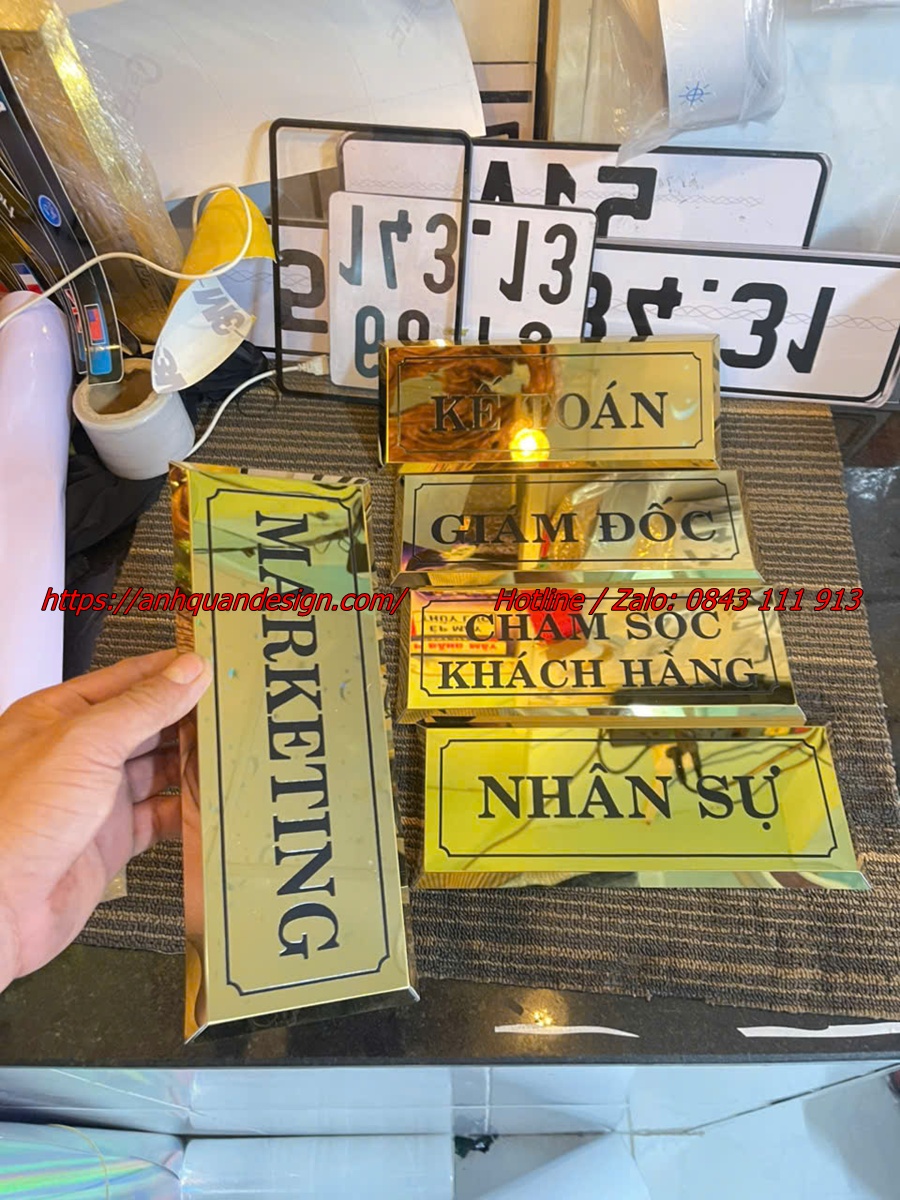 Mẫu biển tên phòng làm việc đẹp; Bảng tên để bàn làm việc