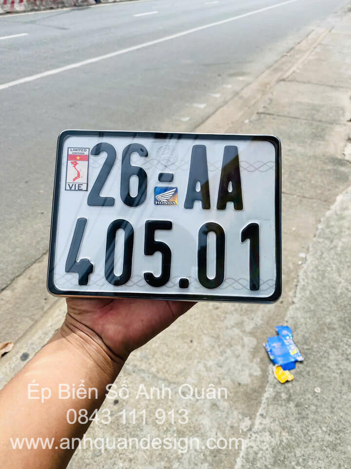 ep-bien-so-xe-may-het-bao-nhieu-tien