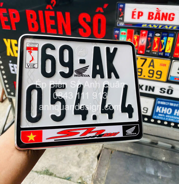 khung-bien-so-sh-mau-den