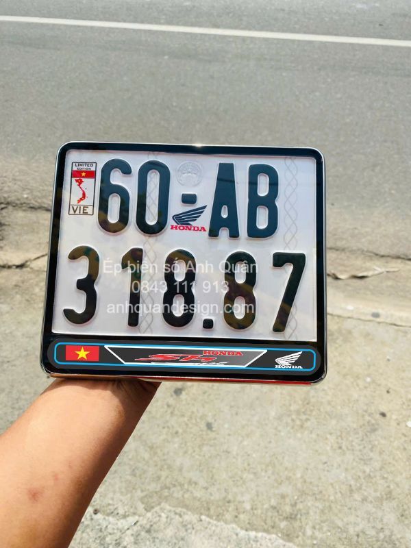 khung-bien-so-sh-mau-den